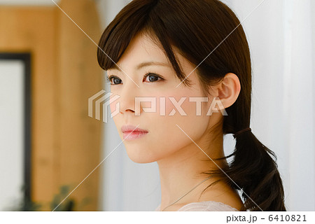 真剣な女性の写真素材