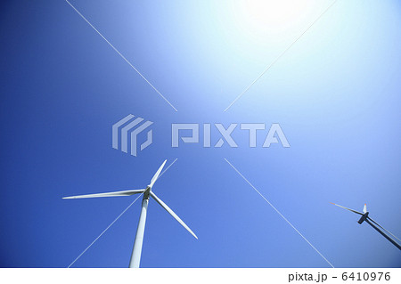 風力発電の風車と太陽 6410976