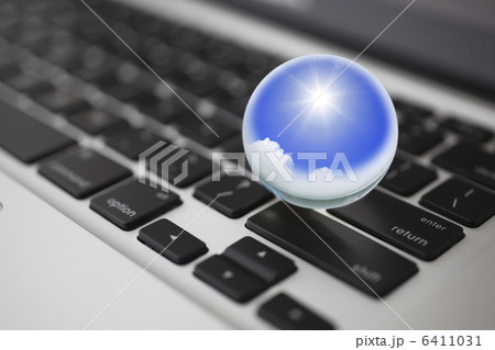 水晶玉とキーボード 6411031