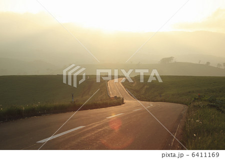 夕暮れの一本道 6411169
