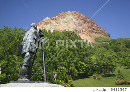 三松正夫の像と昭和新山 三松正夫の像と昭和新山 6411547