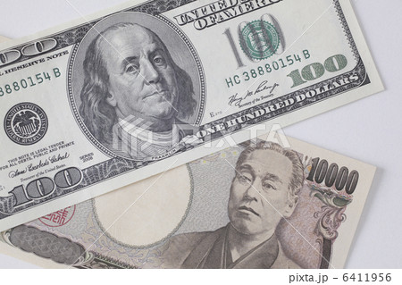 100ドル紙幣と1万円札 6411956