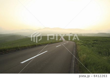 夕暮れの一本道 6412263