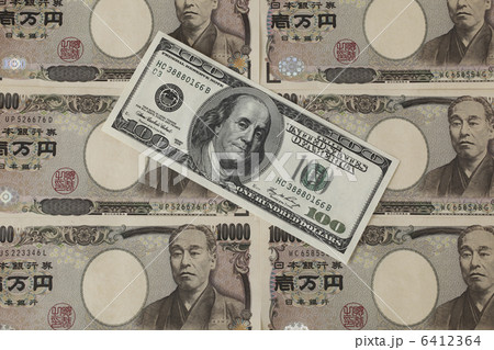 100ドル紙幣と1万円札 6412364