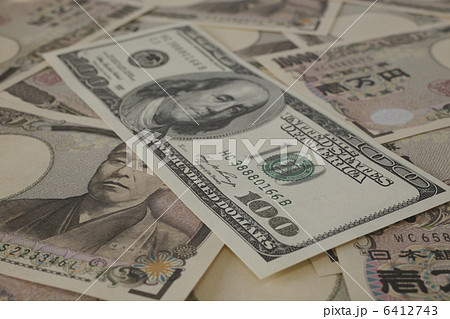 100ドル紙幣と1万円札 6412743