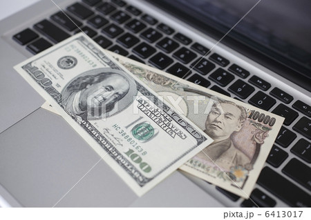 100ドル紙幣と一万円札とパソコン 100ドル紙幣と一万円札とパソコン 6413017