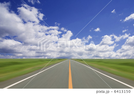 草原の中を流れる道と白い雲 6413150