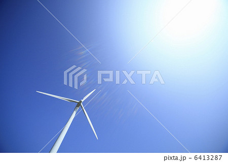 風力発電の風車と太陽 6413287