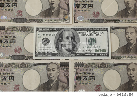 100ドル紙幣と1万円札 6413584
