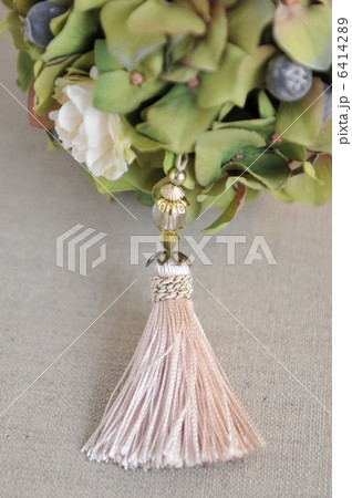 タッセルとフラワーアレンジメント 6414289