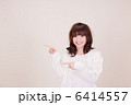 右を指差す女性 6414557