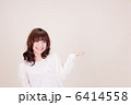 左手で案内する女性 6414558