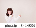 左を指差す女性 6414559