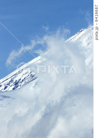背景素材・2013元旦、午後の雲をまとう冠雪富士アップ・縦位置ハガキ対応比 6416687