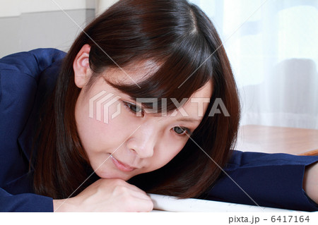 休憩時間の女子高生 6417164