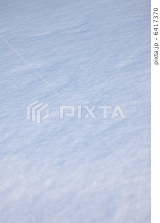 雪の背景素材・清麗な雪面・縦位置 6417370