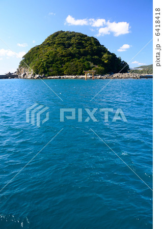 周参見湾に浮かぶ稲積島　【和歌山県西牟婁郡すさみ町】 6418418