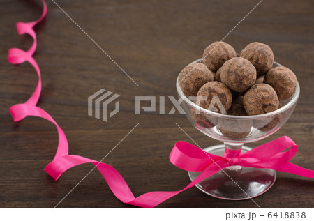 チョコレートの入ったグラスとリボン 6418838