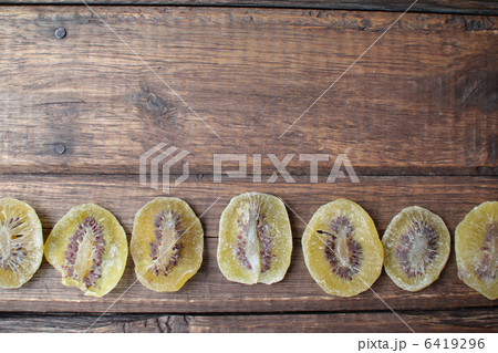 一列に並べたグリーンキウイのドライフルーツ 6419296