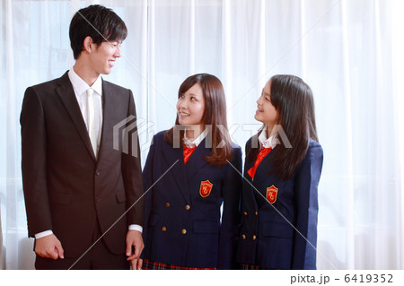 教師と2人の女子高生 教師と2人の女子高生 6419352