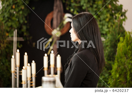 woman at funeral mourning 6420237