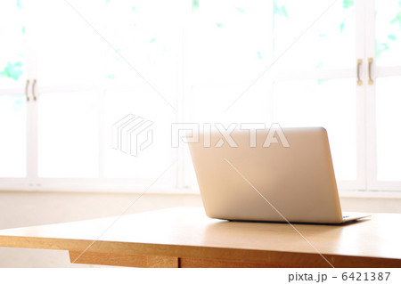 机に置かれたノートパソコン 6421387