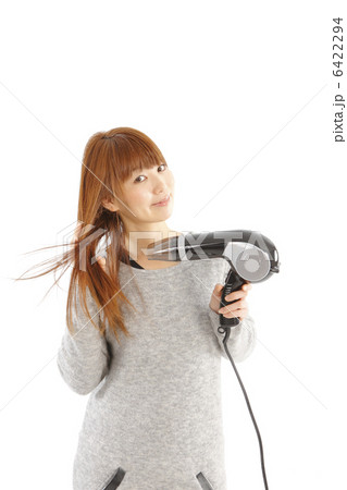 ドライヤーと若い女性 6422294
