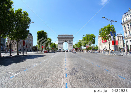 初夏のパリ、凱旋門とシャンゼリゼ大通り 6422928