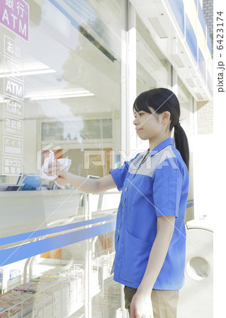 コンビニ店員 6423174