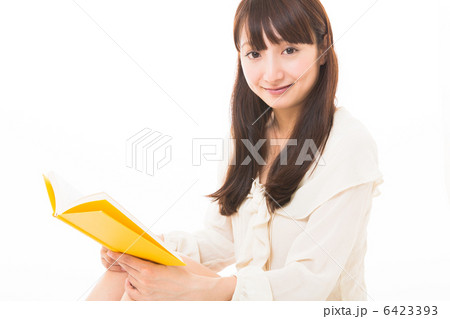本を読む女性 6423393