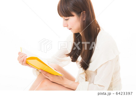 本を読む女性 6423397