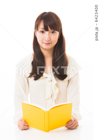 本を読む女性 6423400