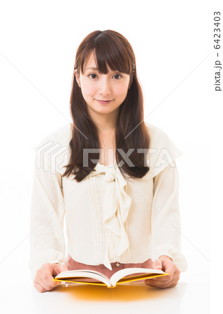 本を読む女性 6423403