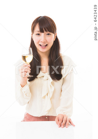 ワインを飲む女性 ワインを飲む女性 6423439