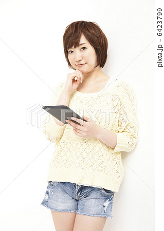 タブレットPCを持つ女性 6423799