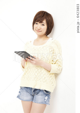 タブレットPCを持つ女性 6423803