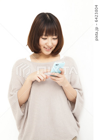 スマートフォンを持つ女性 6423804