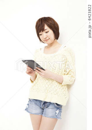タブレットPCを持つ女性 6423822