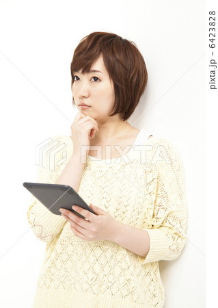タブレットPCを持つ女性 タブレットPCを持つ女性 6423828