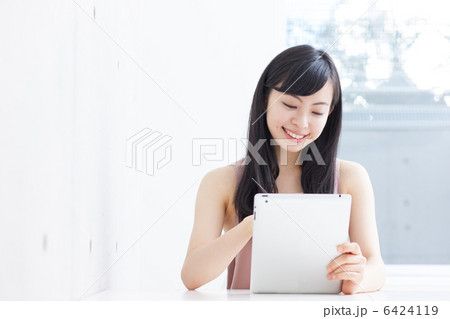 タブレットPCを使う女性 タブレットPCを使う女性 6424119