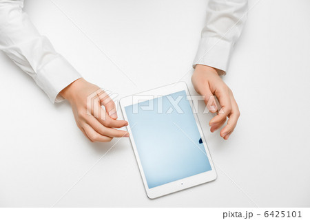 タブレットと女性 6425101