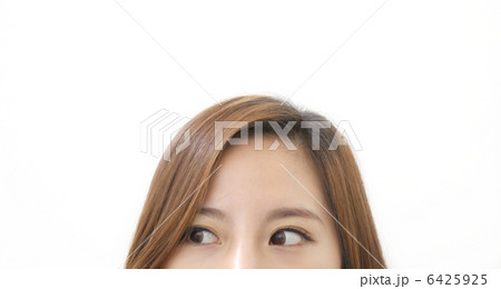 顔を出す女の子 6425925