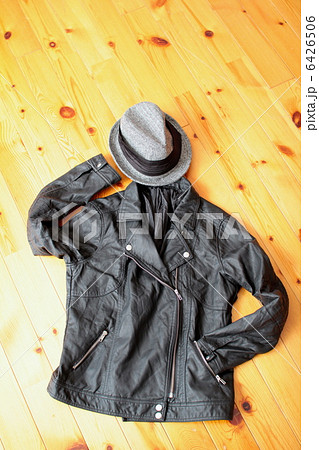 ライダースジャケットとツイードの中折れ帽 ライダースジャケットとツイードの中折れ帽 6426506