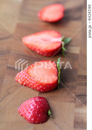 スライスして一列に並べたあまおうイチゴ　フレッシュフルーツ 6426590