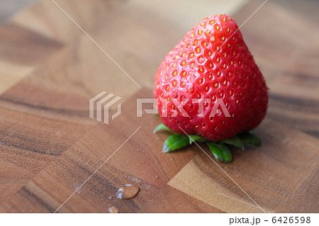 甘くて美味しいあまおうイチゴと水滴 6426598