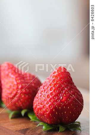 甘くて美味しいあまおうイチゴと水滴 6426603