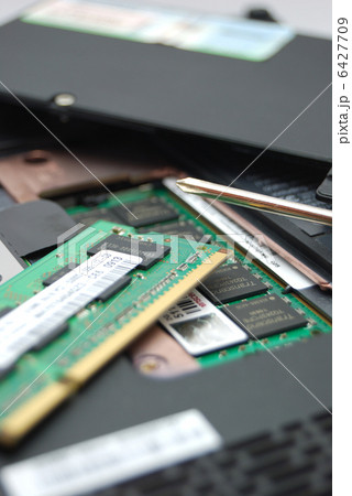 ノートパソコンの内部 6427709