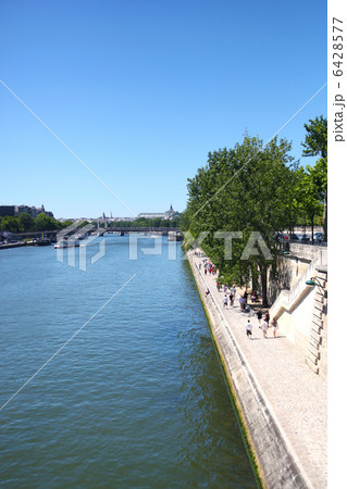 初夏のパリセーヌ川。アレクサンドル3世橋を望む。 6428577