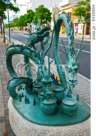 八岐大蛇VSスサノオの像(JR出雲市駅 北口/島根県出雲市) 八岐大蛇VSスサノオの像(JR出雲市駅 北口/島根県出雲市) 6436804