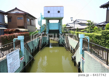 水郷の閘門式水門 6437742